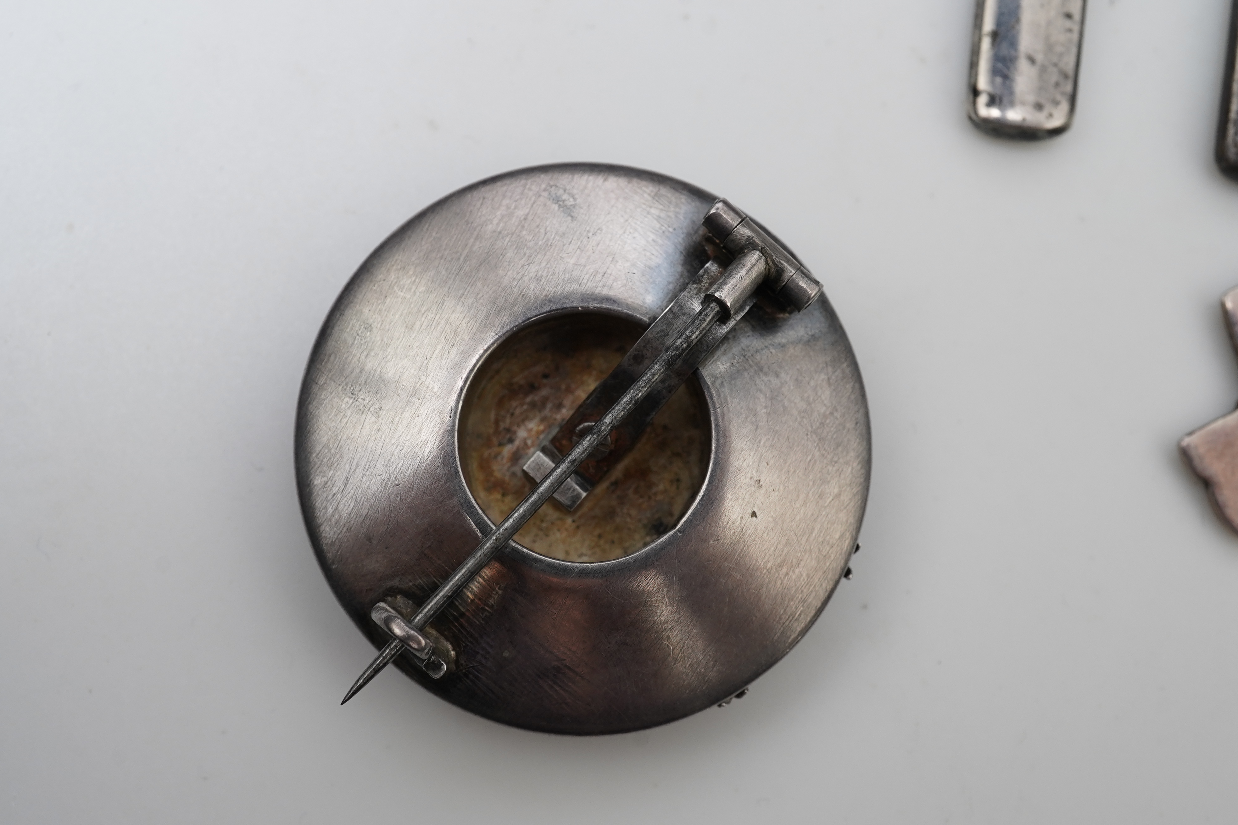 A collection of novelty jewels